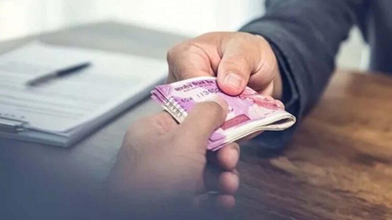 ACB Raid : ఏసీబీ వ‌ల‌లో రెవెన్యూ అధికారి..! రైతునుంచి….