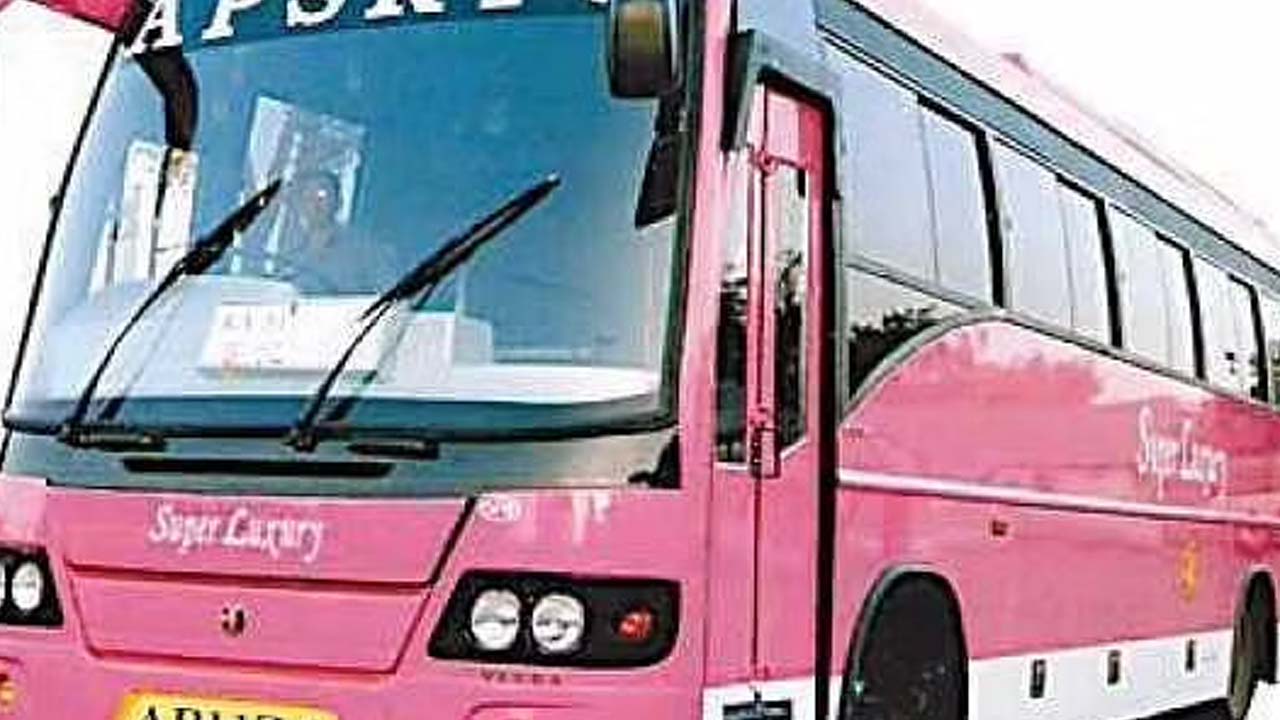 Rash Driving: ప్రయాణికులు మందలించారని బస్సు వదిలి వెళ్లిపోయిన ఆర్టీసీ డ్రైవర్