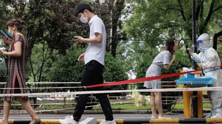 China: వెంటాడుతున్న క‌రోనా.. 300పైగా కొత్త కేసులు