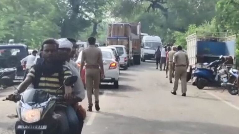 Uttarpradesh: రోడ్డు పక్కన కూర్చున్న వారిపై నుంచి దూసుకెళ్లిన వాహనం.. 6గురు మృతి