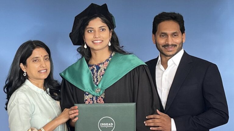 CM Jagan: కుమార్తెను చూసి గర్వపడిన సీఎం జగన్-భారతి దంపతులు