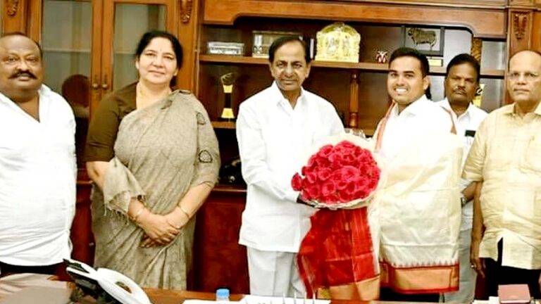 CM KCR: ఐఎఫ్ఎస్ సాధించిన రాజు.. అభినందించిన సీఎం
