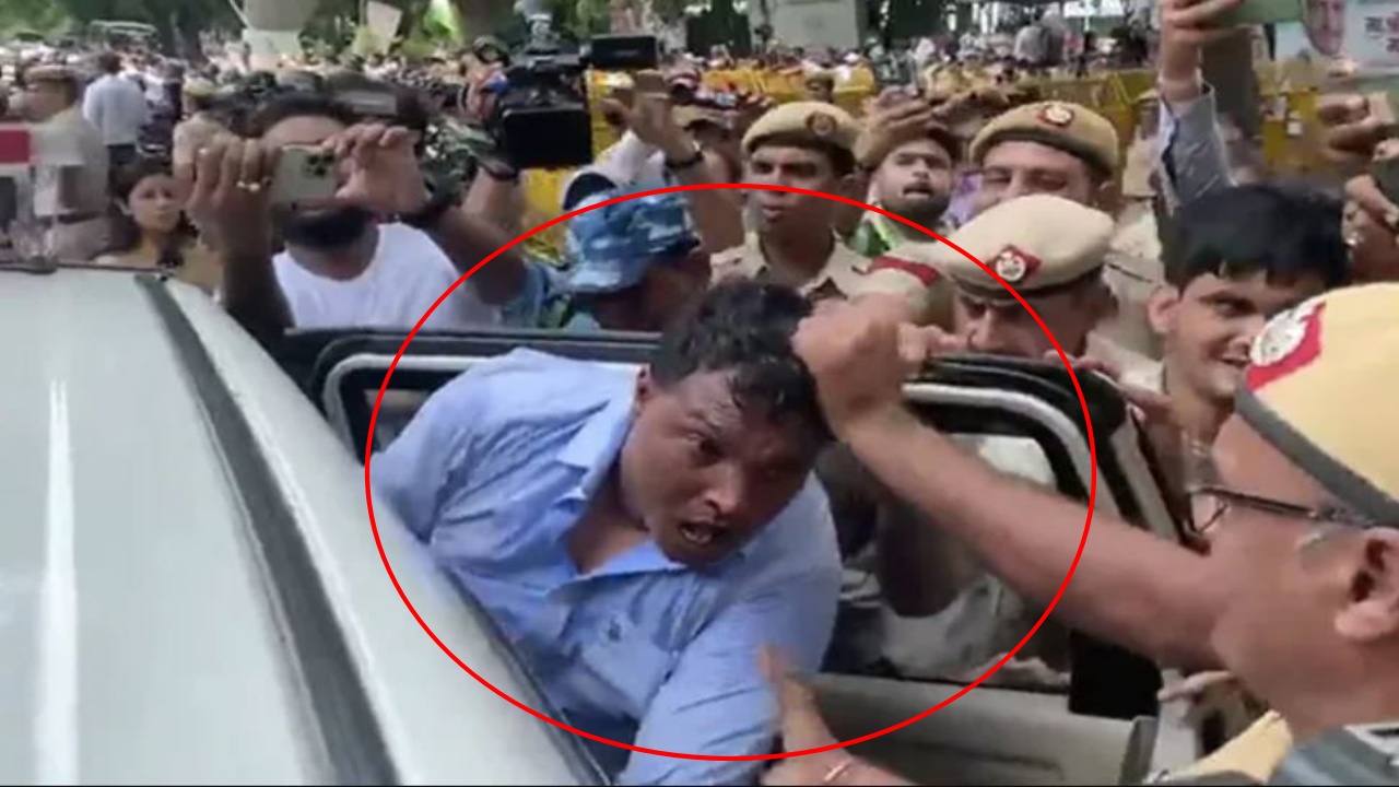 Delhi Police: యూత్ కాంగ్రెస్ చీఫ్ జుట్టు పట్టుకుని లాగిన ఢిల్లీ పోలీసులు.. వీడియో వైరల్