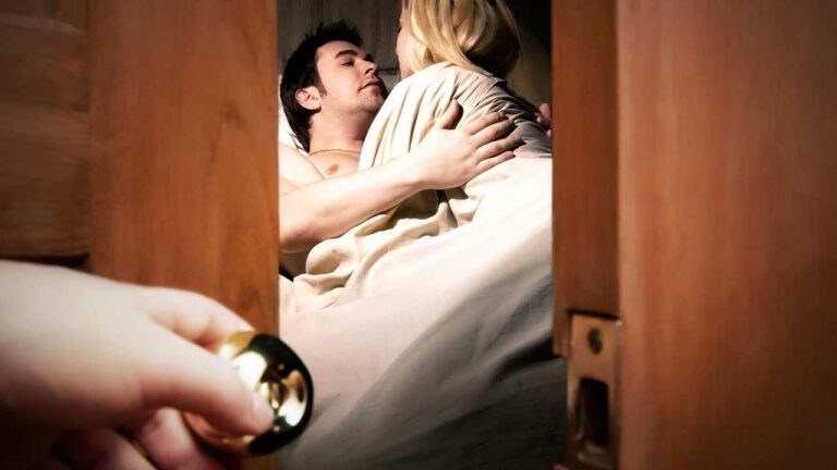 Crime: లవర్ తో టూర్.. భార్య ఫోన్ చేస్తుందని ఆ పని చేసి చివరికి ఇలా దొరికిపోయాడు