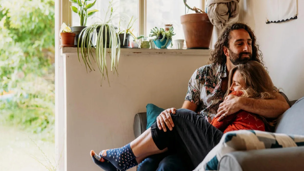 Cuddle Therapy: గంటసేపు కౌగిలించుకుంటే.. రూ.7వేలు ఇవ్వాల్సిందే