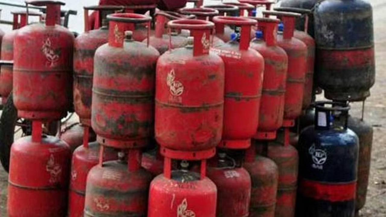 Water In Lpg Cylinder: Water in the cylinder