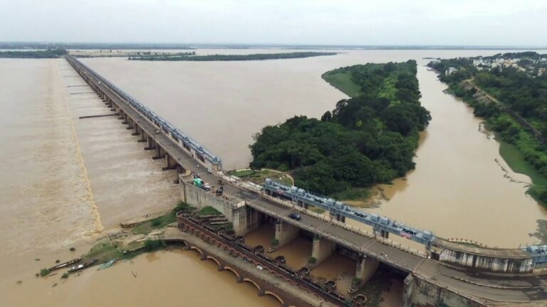 Godavari Present Water Level: ఉప్పొంగిన గోదావరి.. అన్ని గేట్ల పాక్షిక ఎత్తివేత..