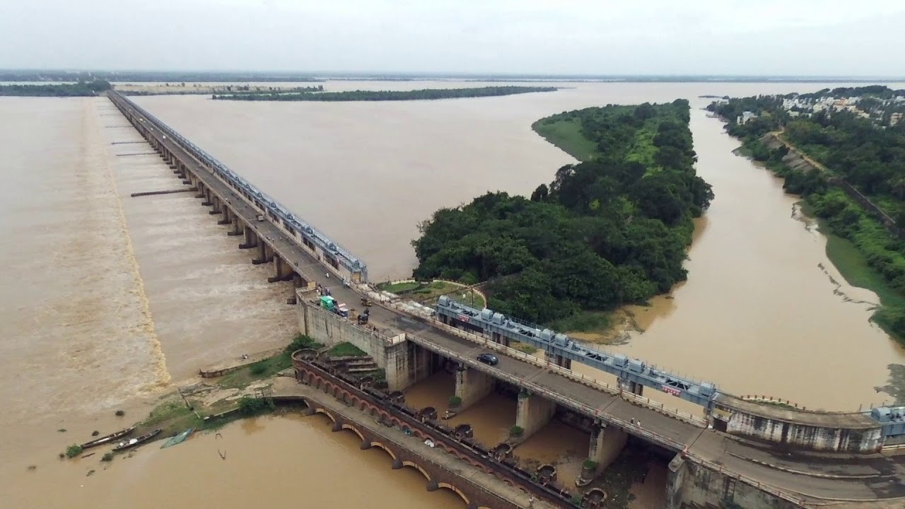 Godavari Present Water Level: ఉప్పొంగిన గోదావరి.. అన్ని గేట్ల పాక్షిక ఎత్తివేత..