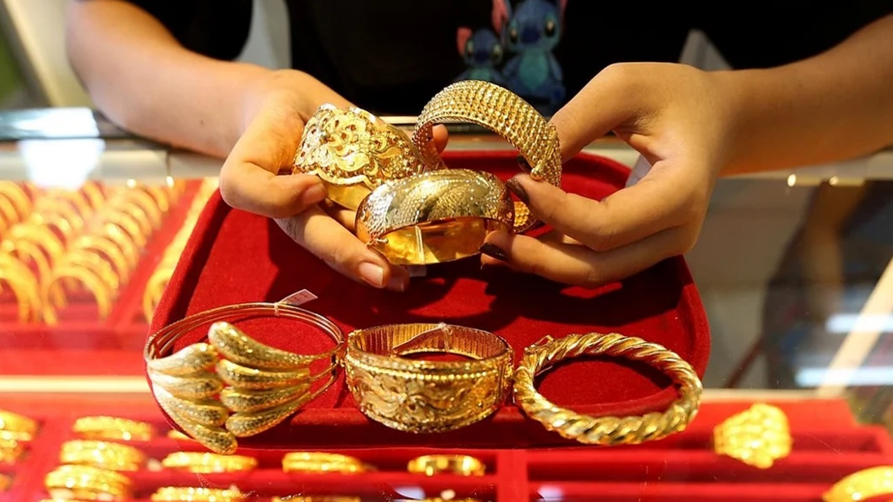 Gold Prices: శ్రావణ మాసం ఎఫెక్ట్.. భారీగా పెరిగిన బంగారం, వెండి ధరలు