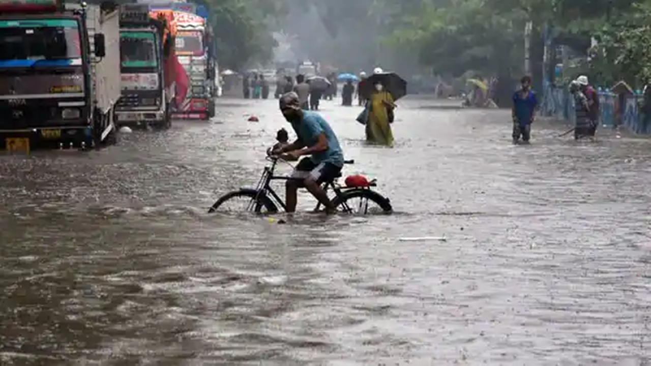 Heavy Rains: పలు రాష్ట్రాల్లో నేడు అతిభారీ వర్షాలు.. ఐఎండీ హెచ్చరికలు జారీ