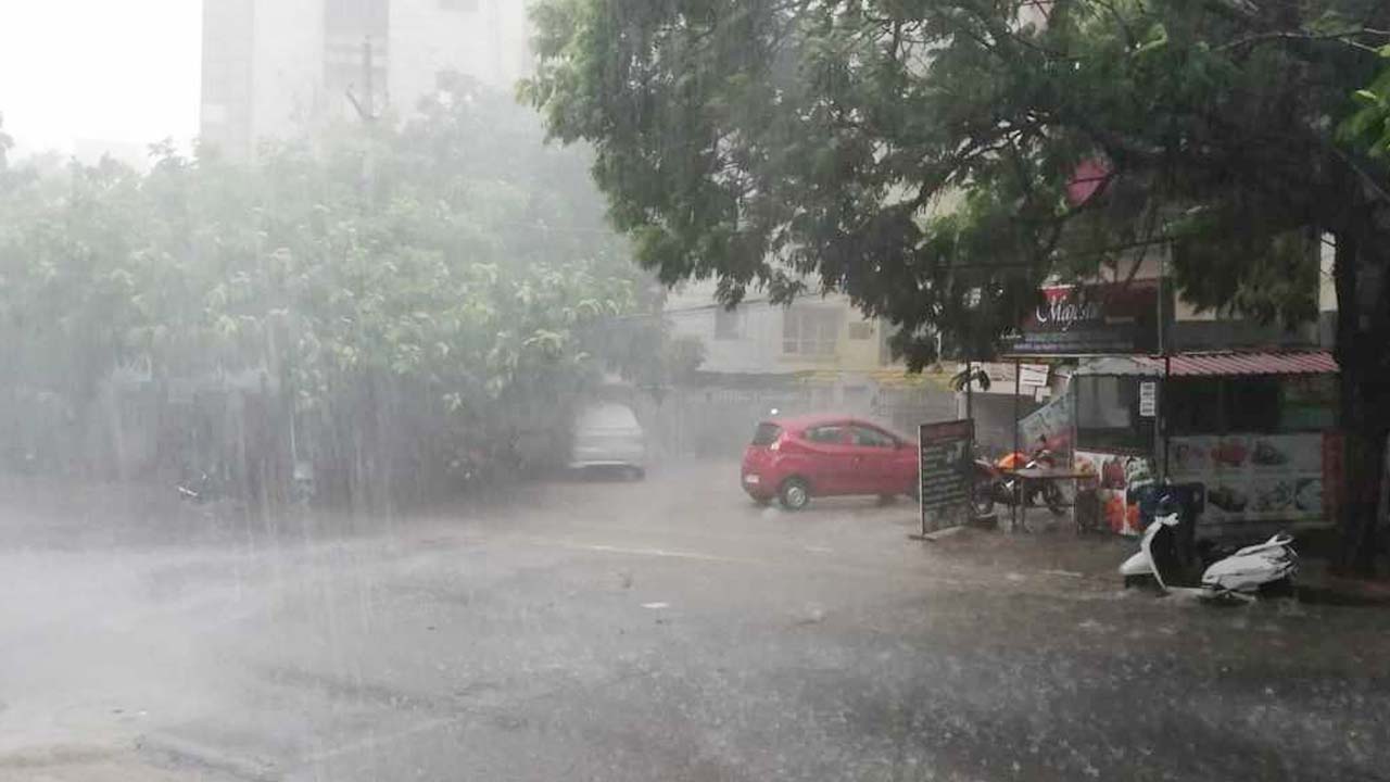 Heavy Rain Fall in Hyderabad: నగరాన్ని ముంచెత్తిన వాన.. నేడు పలు చోట్లు భారీ వర్షాలు
