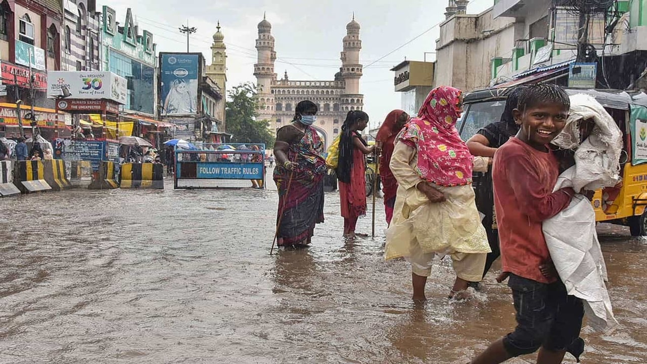 Hyderabad Rains: నగరంలోని పలు ప్రాంతాల్లో భారీ వర్షం.. రోడ్లు జలమయం