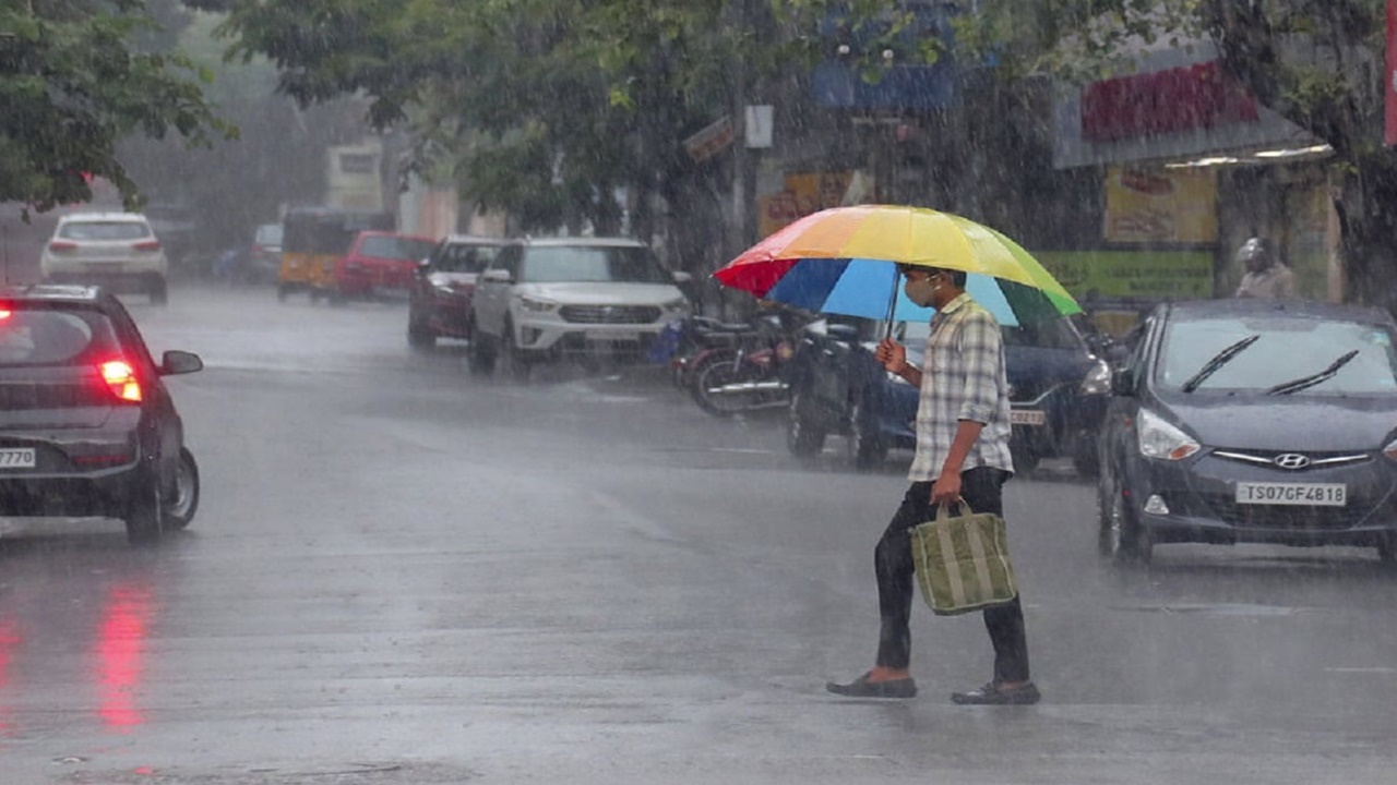 HYD Rains: Heavy rain in Bhagyanagar.. GHMC staff on alert