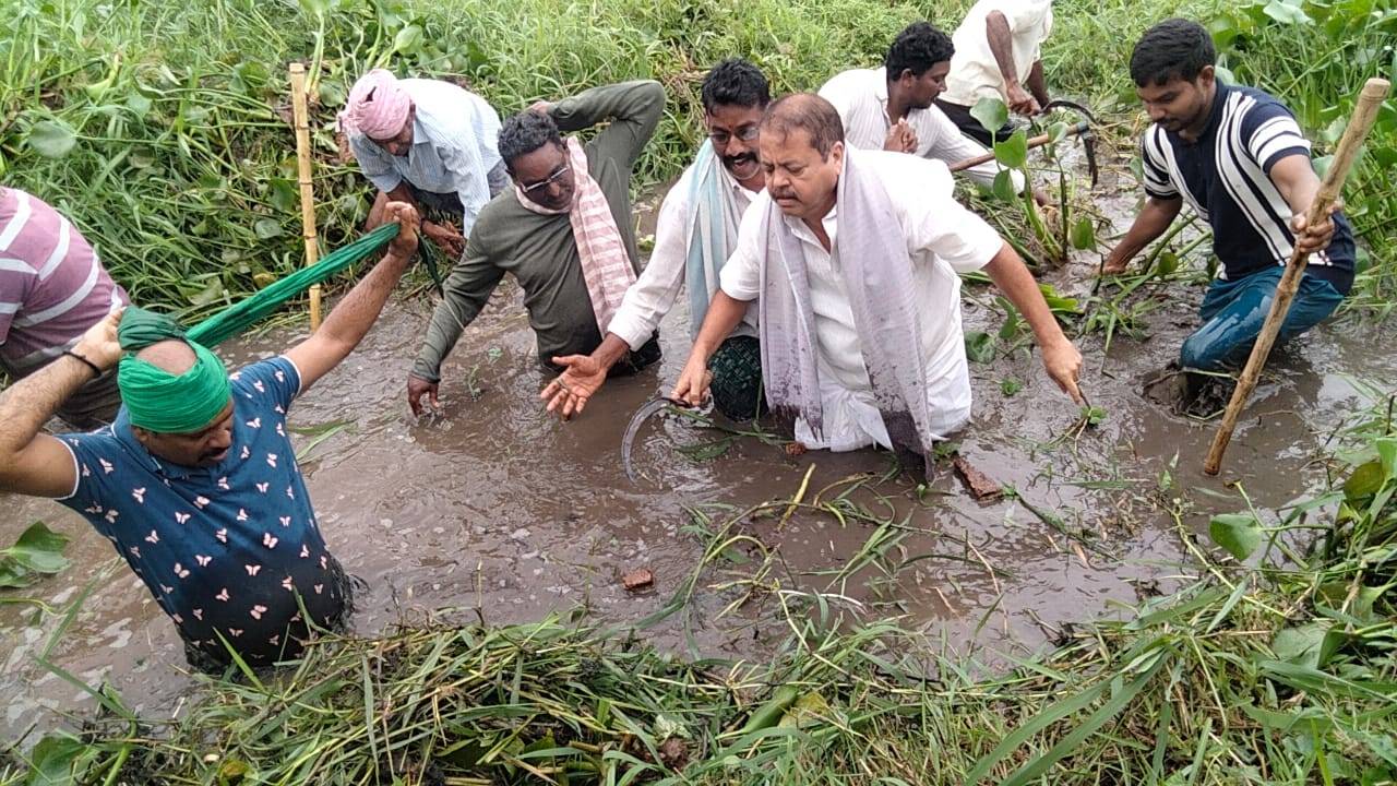 Janasena: పంట కాలువలు శుభ్రం చేసిన జనసేన