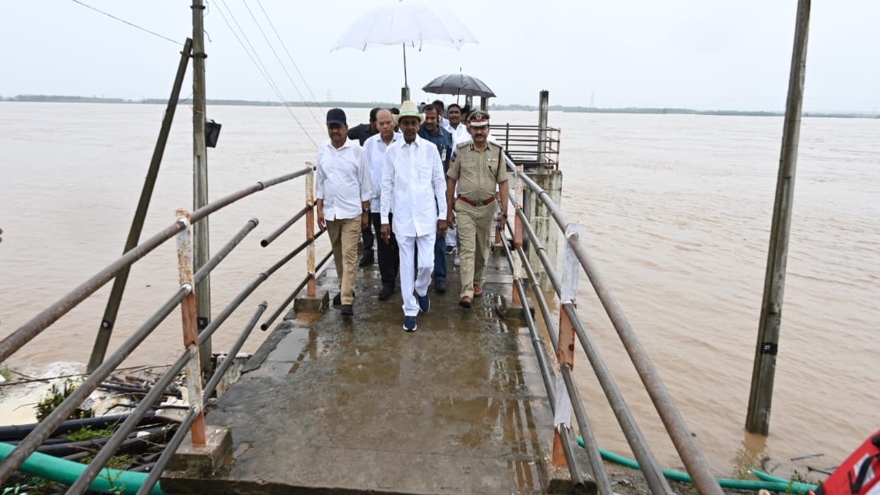 CM KCR: సీఎం కేసీఆర్ సంచలన వ్యాఖ్యలు.. క్లౌడ్ బరస్ట్‌ వెనుక విదేశాల కుట్ర.. అందుకే భారీ వర్షాలు