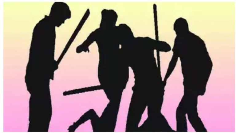 Sand Mafia: ఇసుక స్మగ్లర్ల బరితెగింపు.. ఫారెస్ట్ అధికారులపై పెట్రోల్ దాడి