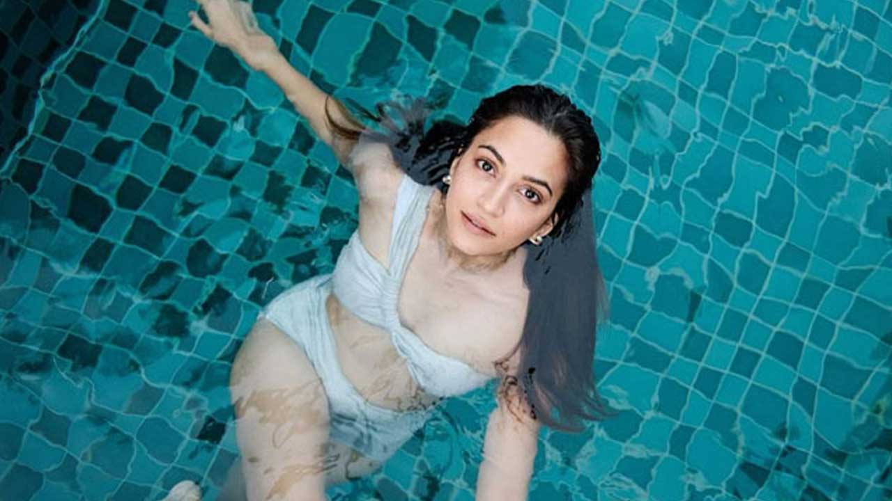 Kriti Kharbanda: స్విమ్మింగ్ పూల్ లో పవన్ హీరోయిన్.. సెగలు పుట్టిస్తుందే