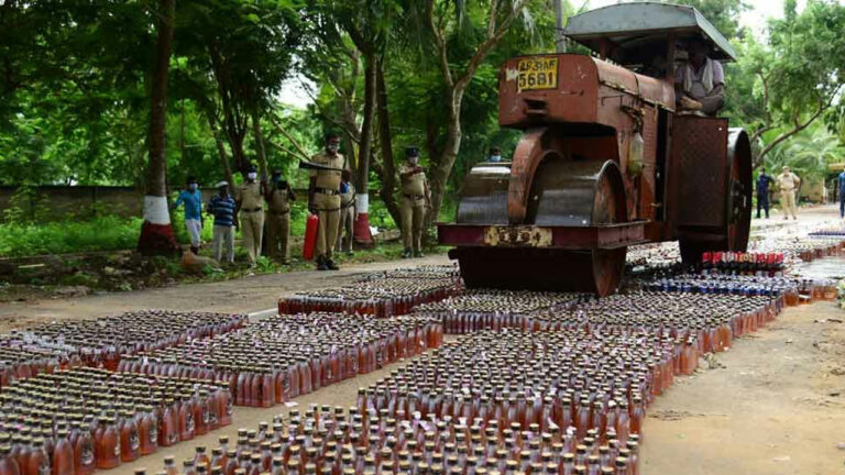 Liquor Destroy: వేల లీటర్ల మద్యం ధ్వంసం.. ఘొల్లుమన్న లిక్కర్ లవర్స్