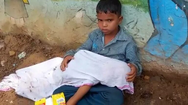 Viral: హృదయవిదారక ఘటన..ఒడిలో రెండేళ్ల సోదరుడి శవంతో బాలుడు
