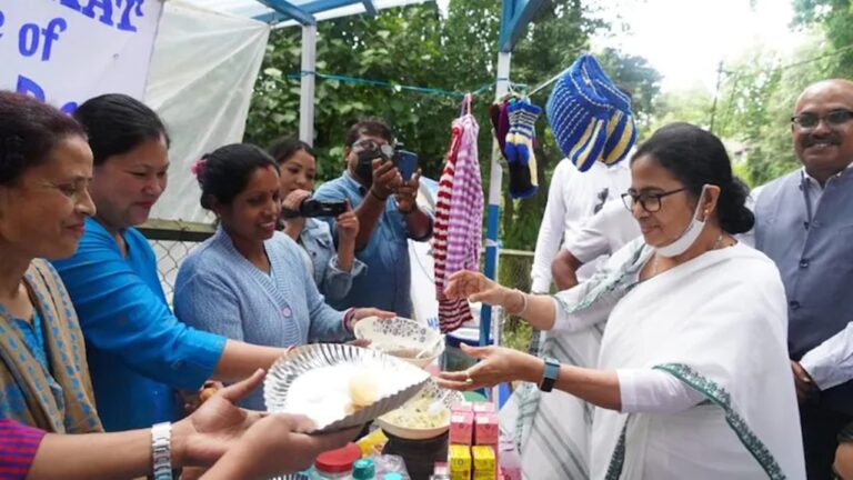 Mamata Benerjee: పానీపూరి అమ్మిన బెంగాల్ ముఖ్యమంత్రి మమతా బెనర్జీ.. ఎగబడిన జనం