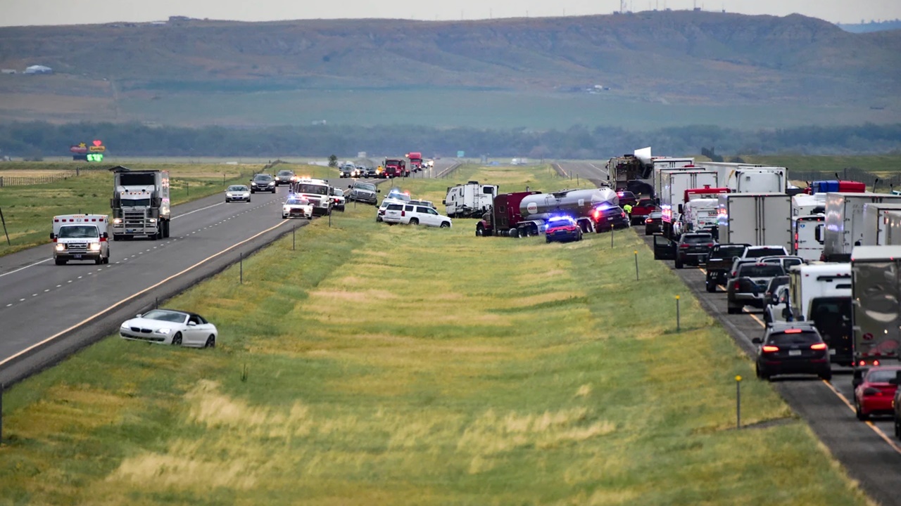 Montana Pileup: 21 vehicles collide due to dust storm.. 6 dead