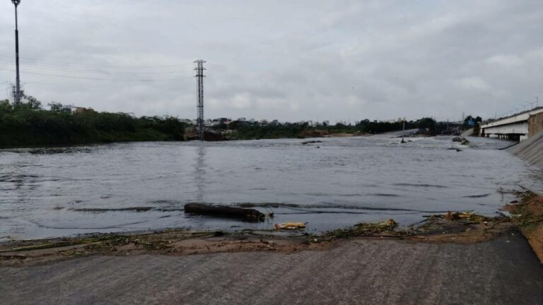 Moosaram Bagh Bridge: మూసారాం బాగ్ బ్రిడ్జిపై వరదనీరు.. రాకపోకలు బంద్