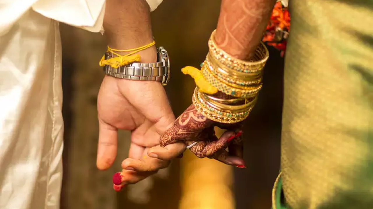 UP: షాకింగ్.. డబ్బుపై దురాశతో మళ్లీ పెళ్లి చేసుకున్న భార్యాభర్తలు