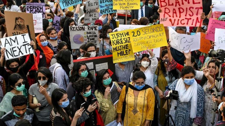 Pakistan: పాక్ లో అగ్గిరాజేస్తున్న అమెరికన్ మహిళ లైంగిక దాడి కేసు