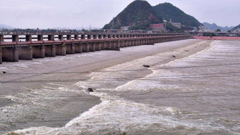 Krishna Floods: గోదావరి శాంతించింది.. కృష్ణమ్మ పరుగులు పెడుతోంది