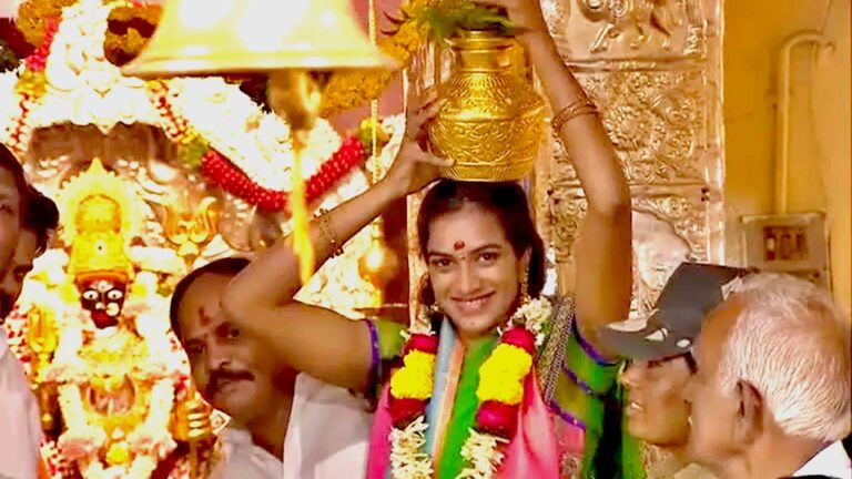 Lal Darwaza Bonalu: సింహవాహిని అమ్మవారికి బంగారు బోనం సమర్పించిన పీవీ సింధు