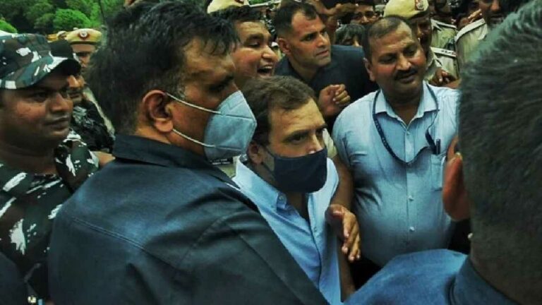 Rahul Gandhi: పోలీసులు అదుపులో రాహుల్ గాంధీ.. కీలక నేతల అరెస్ట్