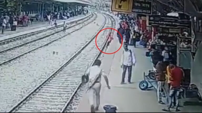 Railway Police Save Life: ప్రాణాలు పోయేవి.. వ్యక్తిని కాపాడిన రైల్వే పోలీసులు