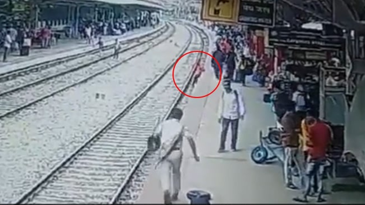 Railway Police Save Life: ప్రాణాలు పోయేవి.. వ్యక్తిని కాపాడిన రైల్వే పోలీసులు