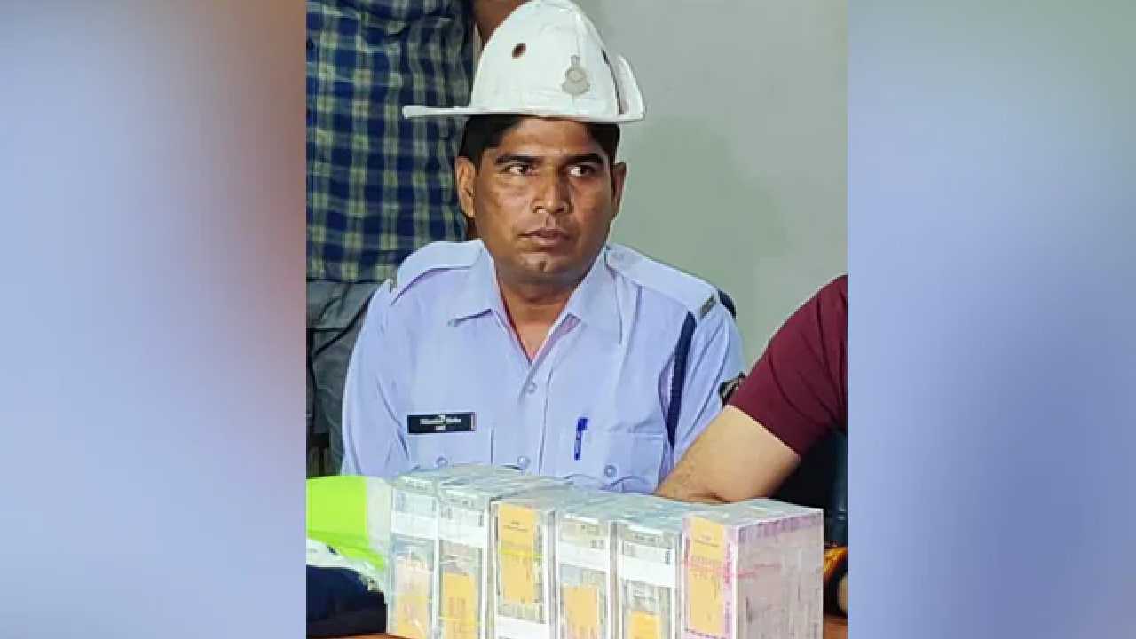 Chhattisgarh: Police constable honest.. Handed over Rs.45 lakh found on the road