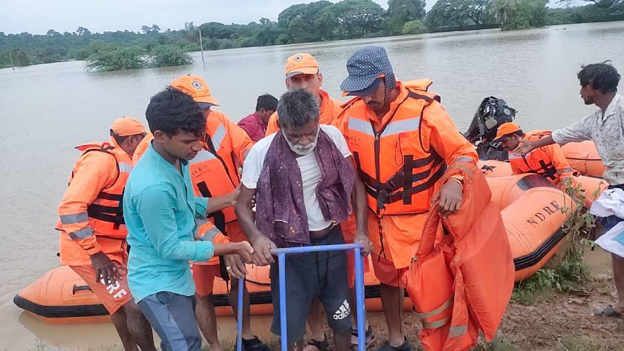 Rescue Teams Headache: ఉదయం వచ్చి రాత్రికి నాటుపడవల్లో…