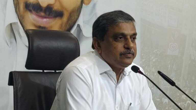 Sajjala Ramakrishna Reddy: వరదల్లోనూ చంద్రబాబు ఫోటో విన్యాసాలు