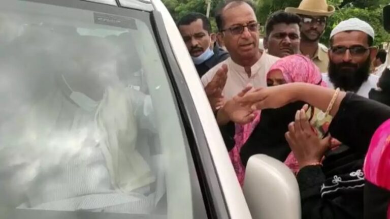 Viral Video: మాజీ సీఎం సిద్ధరామయ్యకు చేదు అనుభవం.. డబ్బులు విసిరికొట్టిన మహిళ