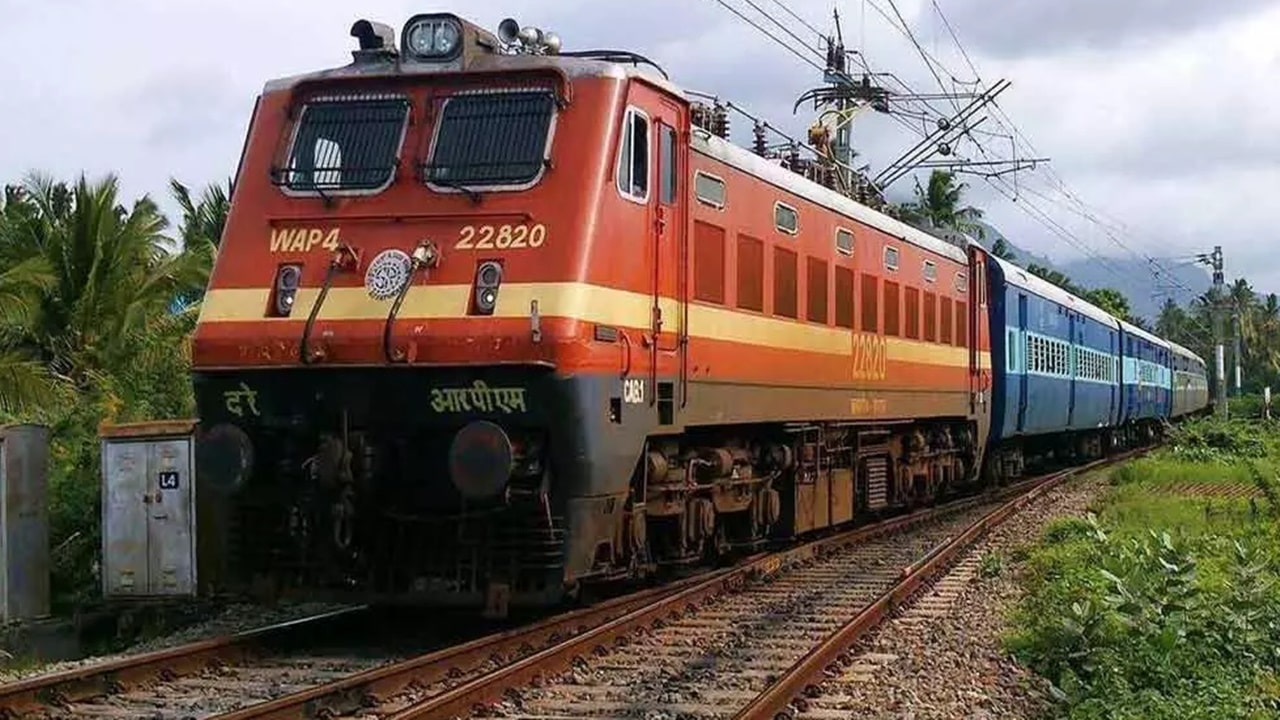 South Central Railway: ప్రయాణికులకు గమనిక.. పలు మార్గాల్లో 52 ప్రత్యేక రైళ్లు