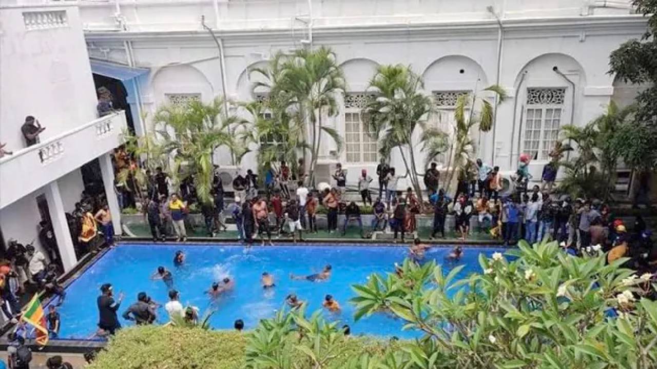 Srilanka Crisis: అధ్యక్ష భవనంలో నిరసనకారుల మందు, విందు, చిందు.. వీడియోలు వైరల్