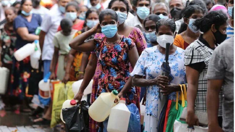 Srilanka Crisis: నిత్యావసరాలు, మందుల కోసం శరీరాన్ని అమ్ముకుంటున్న మహిళలు