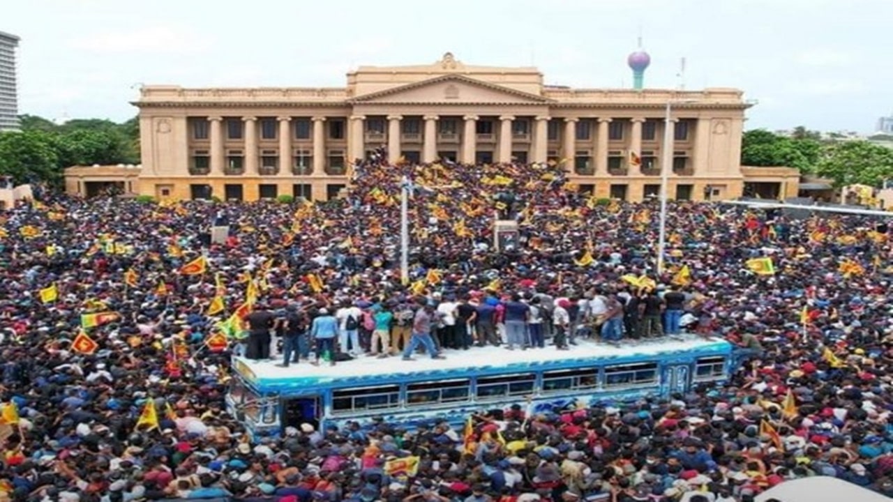 Srilanka Crisis: Bundles of currency found in Sri Lanka's presidential palace.. Video goes viral