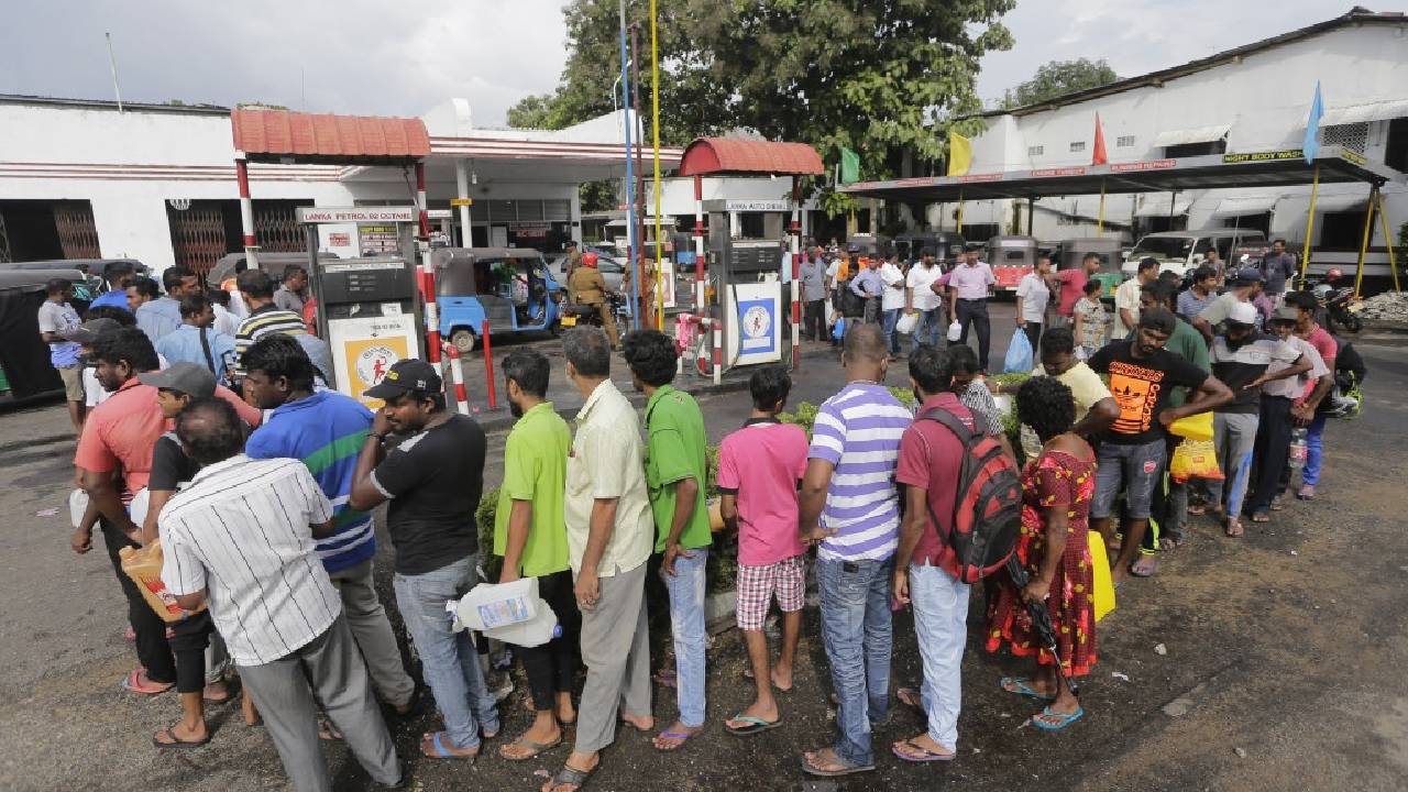 Srilanka Economic Crisis: దేశంలో స్కూళ్లు బంద్.. కారణం ఇదే