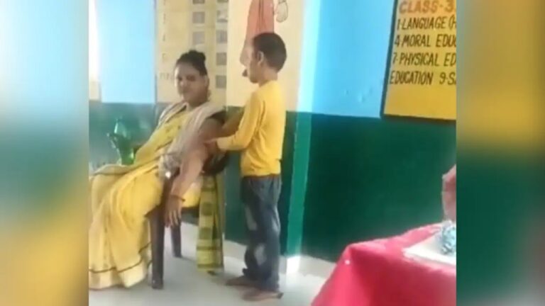 Student Massaging Teacher: క్లాస్‌రూమ్‌లో టీచర్‌కు విద్యార్థి మసాజ్.. వీడియో వైరల్
