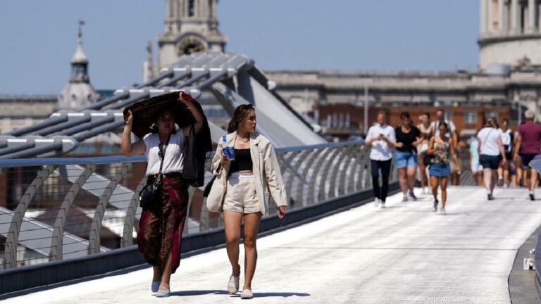 UK Heatwave: బ్రిటన్ లో రికార్డ్ స్థాయిలో ఉష్ణోగ్రతలు.. అల్లాడుతున్న ప్రజలు.. రైళ్లు బంద్