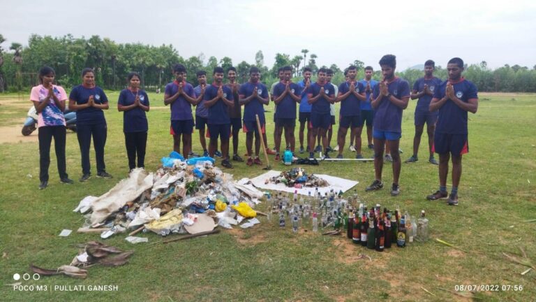 Viral: మందుబాబుల తీరుపై యువత వినూత్న నిరసన