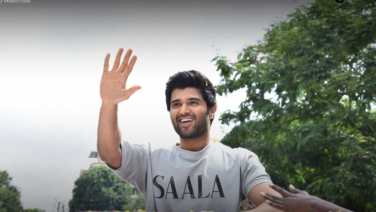 Vijay Devarakonda: నెపోటిజంపై రౌడీ హీరో కౌంటర్..  ఆ మెగా హీరోకేనా..?