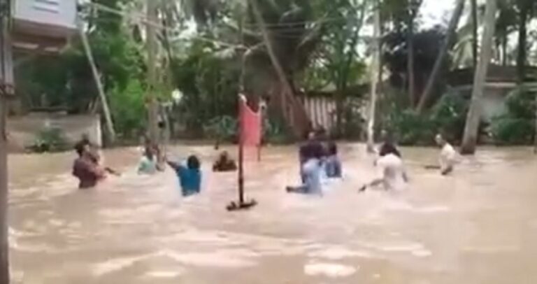 Volleyball in Flood water: వరద నీటిలో వాలీబాల్.. ఎక్కడో తెలుసా?