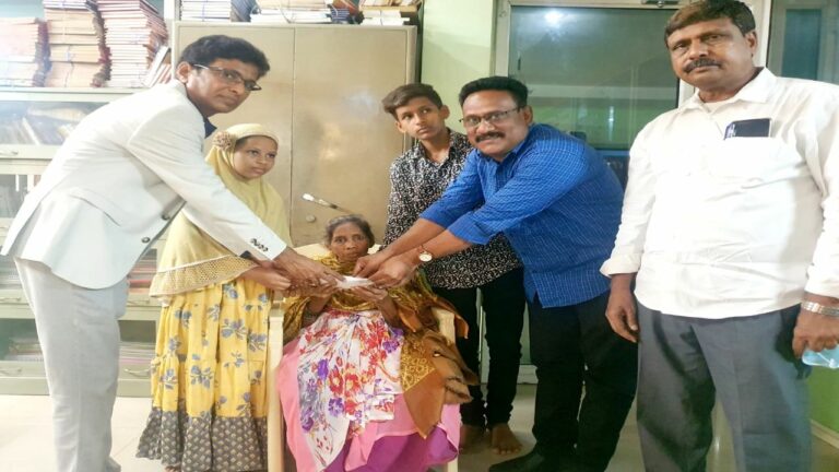 Help For Zameer Family: జర్నలిస్ట్ జమీర్ కుటుంబానికి రూ.లక్ష ఆర్థిక సహాయం