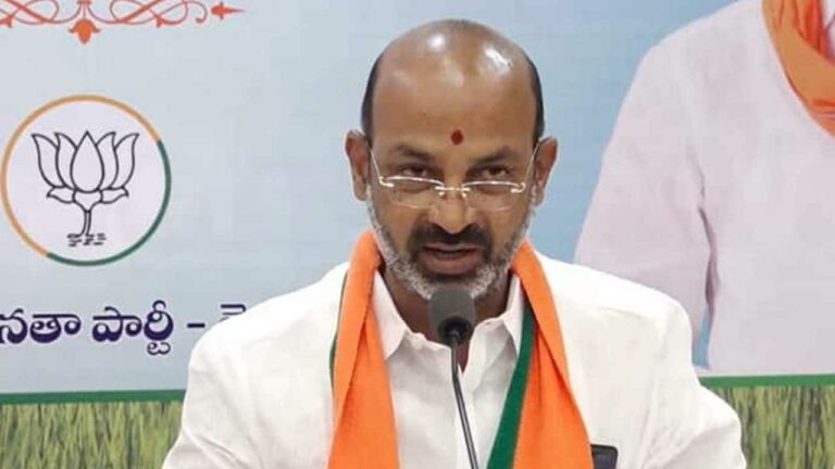 Bandi Sanjay : ఢిల్లీ లిక్కర్ స్కామ్ విషయంలో.. కేసీఆర్ కు కూడా ప్రమేయం ఉంది..