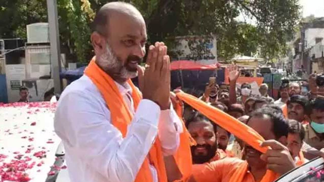 Bandi Sanjay Padayatra: పోలీసుల నోటీసులు.. బండి సంజయ్‌ పాదయాత్రకు బ్రేక్‌..!